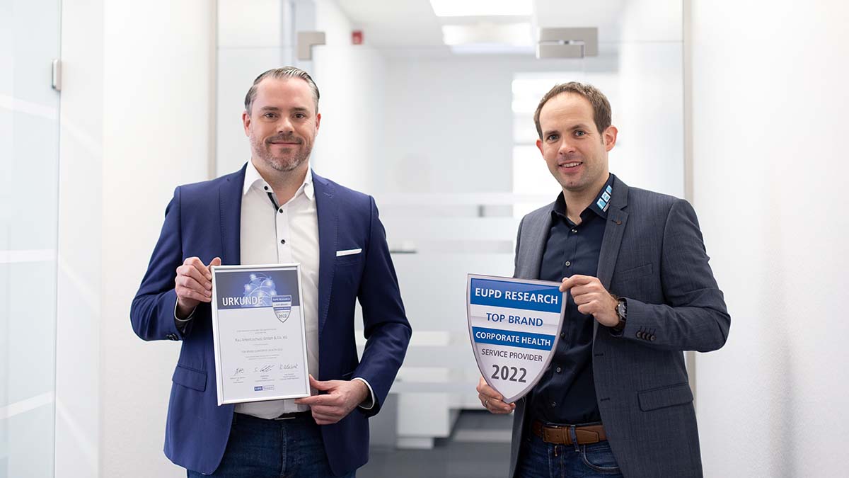 Jochen Rau und Philipp Stehling mit Top Brand Corporate Health Urkunde 2022